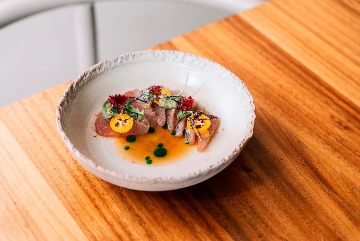 Sarrajão de Olhão curado e fumado com gel verjus, muxama caseira de sarrajão e óleo de coentros 