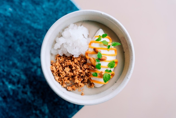 Leite creme de cogumelos selvagens de Monchique com gelado de pinhão de  Alcácer, granita de rebentos de pinheiro, crumble de alfarroba e toffee de manteiga tostada