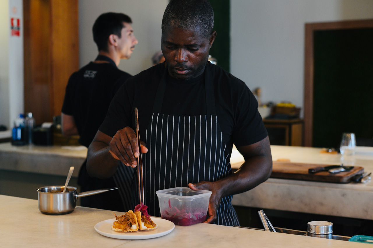 Preparação do Taco de mendinha, barbecue e manga 
