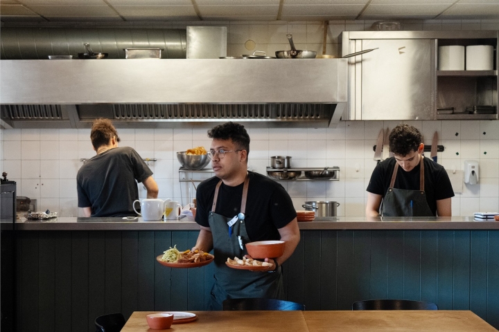 A cozinha do Lamelas é aberta e assim a chef consegue ver quem está a servir. “Gosto muito dessa parte”, diz
