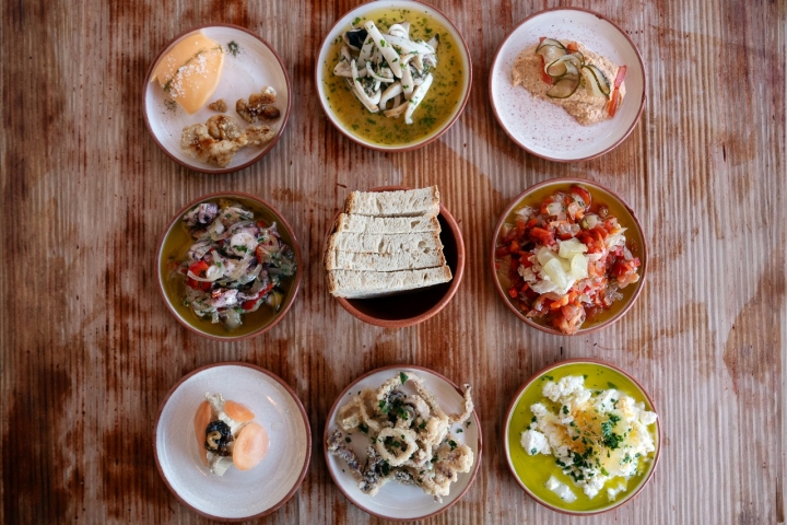 As “entradinhas” do Lamelas, com petiscos como salada de polvo, choco de coentrada ou paté de fígados de abrótea