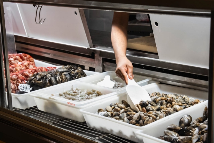   O restaurante serve prato do dia ao almoço desde a abertura