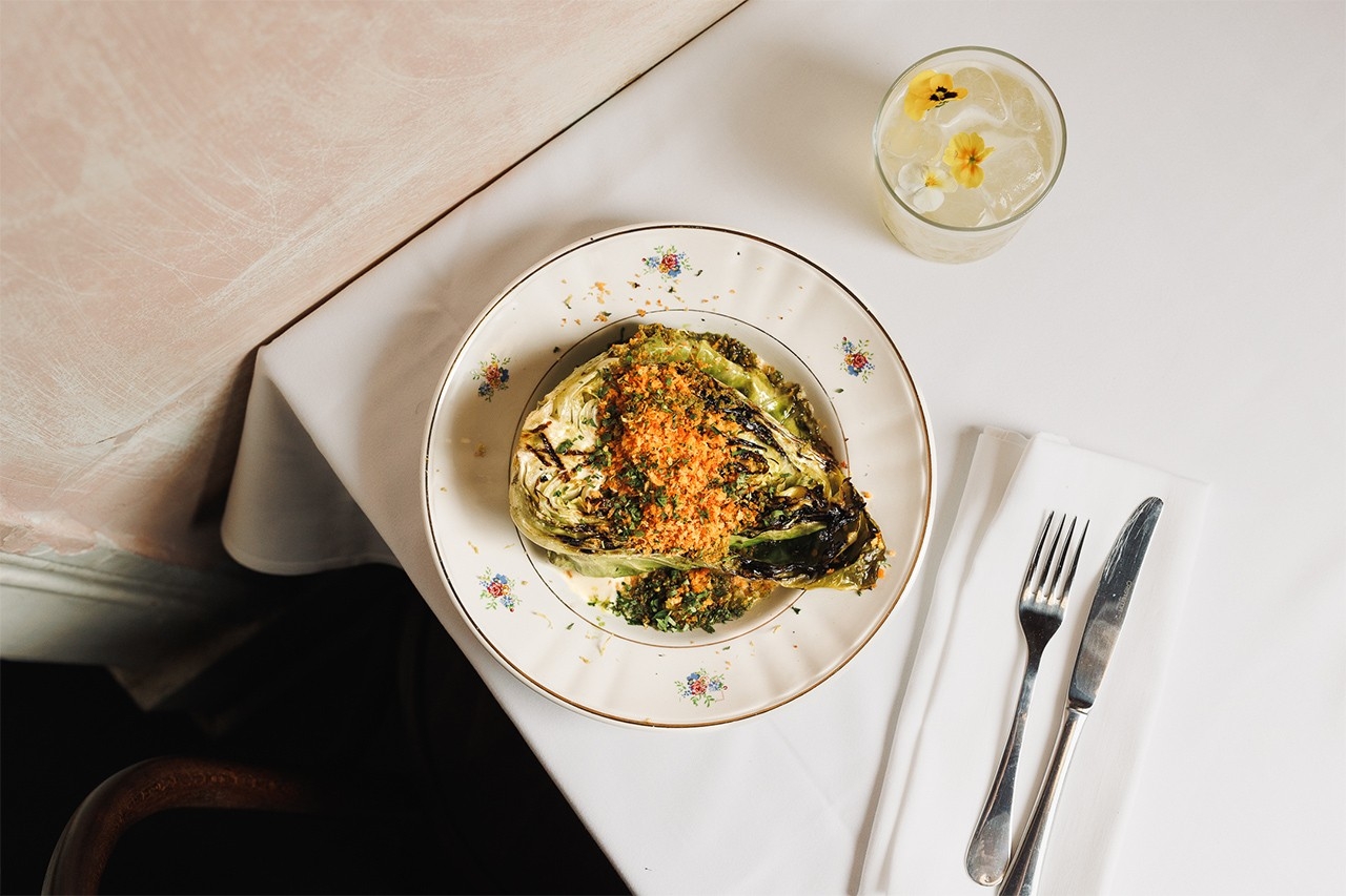 Descubra 7 novos restaurantes em Lisboa que vale a pena visitar em 2025 — desde rooftops escondidos e pizzarias até espaços com fusão asiática e menus de auto