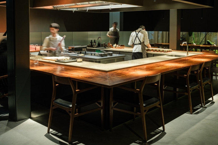 A cozinha é aberta em 360 graus, garantindo a conversa com a equipa