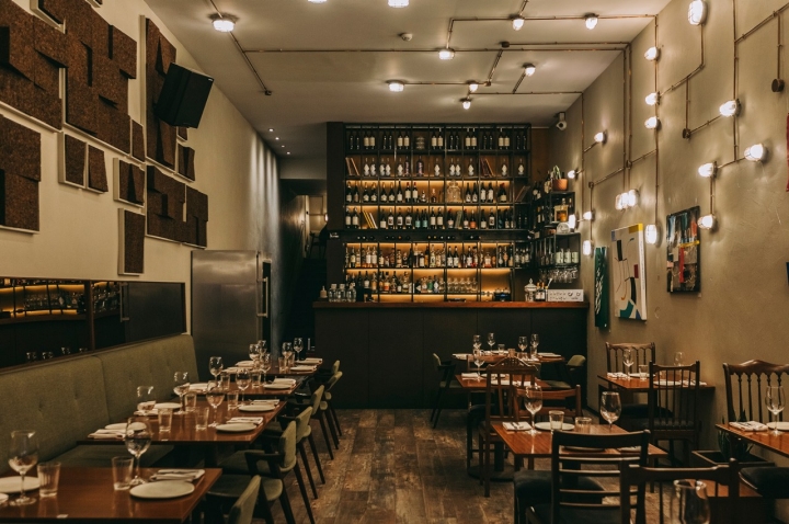 Na parede da esquerda estava uma instalação em aglomerado de cortiça da marca portuense Sobri