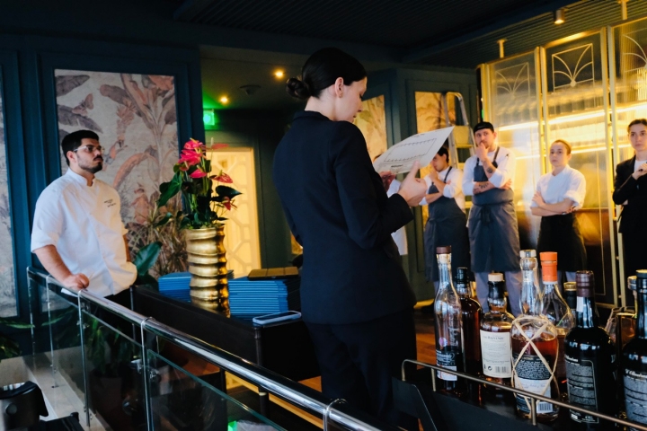 A equipa reúne todos os dias antes do serviço para preparar os últimos detalhes, partilhar dúvidas e sugestões