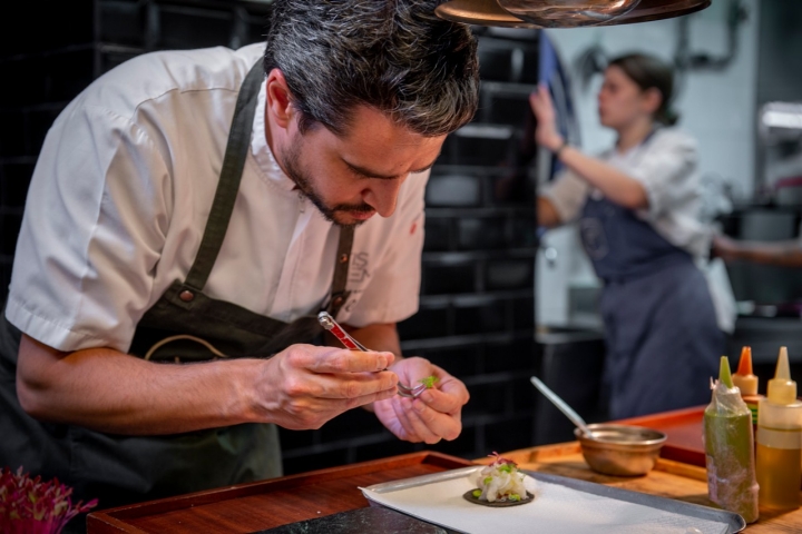 André Cruz é o chef do reconhecido Feitoria e prepara um menu de fim de ano onde o bacalhau é rei