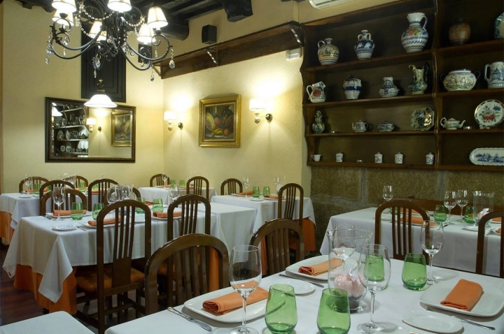 Mas, nesta Taberna, a tal Galiza de que falávamos é democrata, gosta de receber, acolhe, combina, cruza e serve na mesma medida