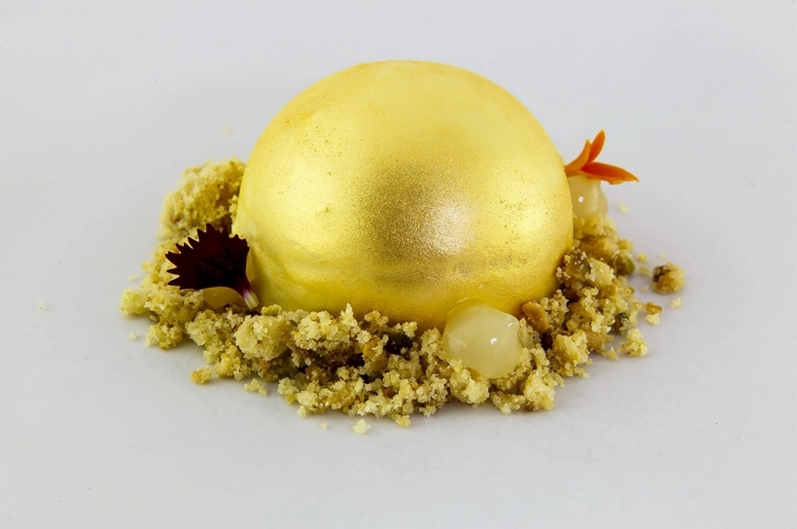 A ideia não é dar espetáculo, é servir garfadas com sentido, feitas de memória e sofisticação