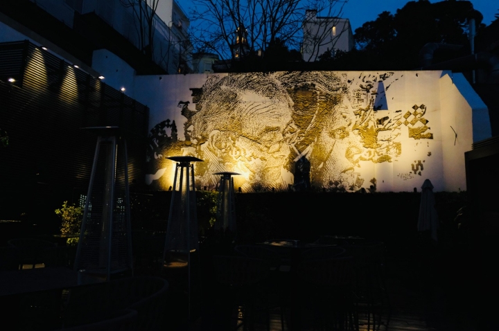  No exterior do bar Gracinha há um mural de Vhils com os rostos de Evaristo e Graça 