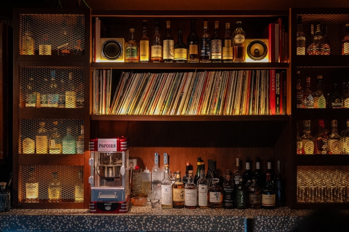 Além da invejável  colecção de discos, tem a maior selecção de whiskies de Lisboa: são 120