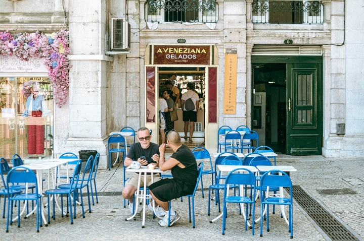 A Veneziana fica em plena Praça dos Restauradores, em Lisboa. Na esplanada, as cadeiras art déco foram restauradas e recuperaram a cor original