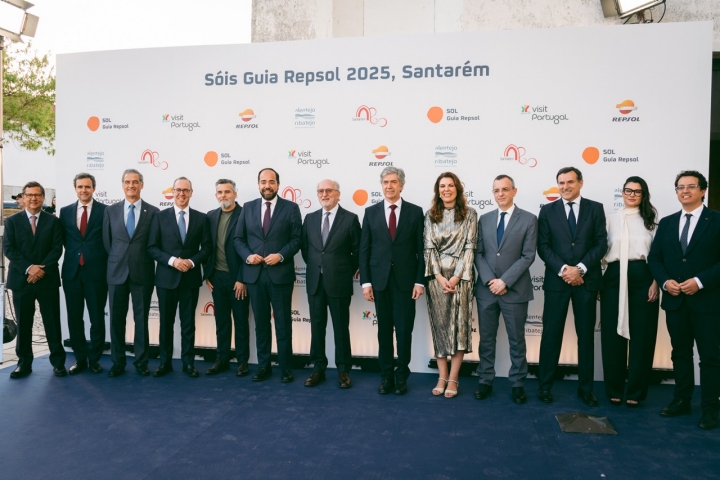 José Barreiro, Diretor executivo de Mobilidade da Repsol; Marcos Fraga, Diretor de Comunicação e Marca da Repsol; Armando Oliveira, Administrador-delegado da Repsol Portugal; Carlos Abade, Presidente do Turismo de Portugal ; Valero Marín, Diretor Geral de Clientes da Repsol; João Teixeira Leite, Presidente da Câmara Municipal de Santarém; Antonio Brufau, Presidente da Repsol; Pedro Machado, Secretário de Estado do Turismo; María Ritter, Diretora do Guia Repsol; José Manuel Santos, Presidente da Entidade Regional do Turismo do Alentejo e Ribatejo; Antonio Calçada, Director Geral da Fundação Repsol; Beatriz Giacomini, Directora de Comunicação e Relações Externas da Repsol Portugal e Pedro Beato, vice-Presidente da Entidade Regional do Turismo do Alentejo e Ribatejo
