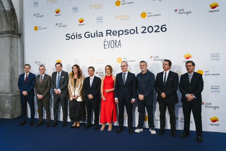 Marcos Fraga (Director de Comunicação e Marca da Repsol); José Manuel Santos (Presidente da Entidade Regional de Turismo do Alentejo e Ribatejo); António Calçada de Sá (Presidente da Fundação Repsol); María Ritter (Directora do Guia Repsol); Carlos Zorrinho (Presidente da Câmara Municipal de Évora); Vera Vicente (Administradora-Delegada da Repsol Portugal); Carlos Abade (Presidente do Turismo de Portugal); Valero Marin (Director Geral de Cliente da Repsol); Pedro Beato (Vice-Presidente da Entidade Regional de Turismo do Alentejo de Ribatejo); José Barreio (Director Geral de Mobilidade da Repsol)