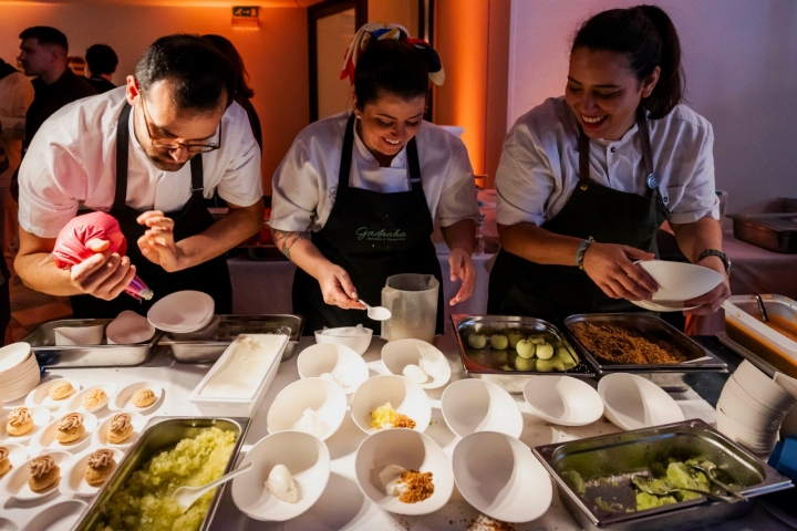 Diogo Lopes foi o pasteleiro convidado e Michele Marques (ao centro) a responsável pelo menu da noite, de que fez parte a sua sobremesa icónica do Mercearia Gadanha (1 Sol Guia Repsol): maçã e poejos. Ana Karenn, do Lamelas (1 Sol Guia Repsol), completa o trio.