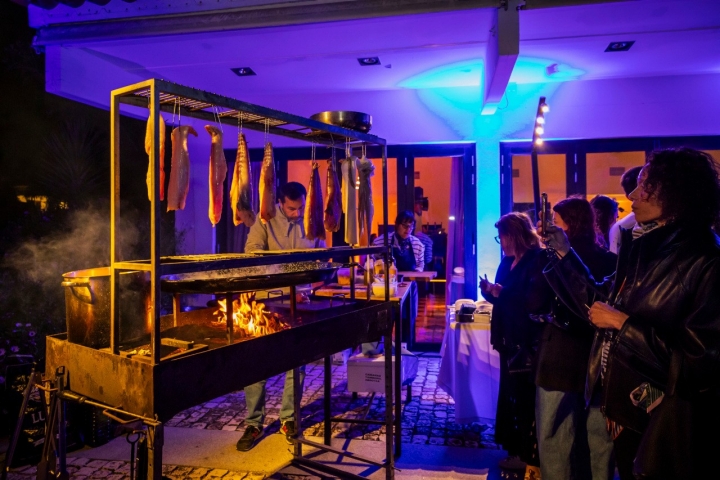 No exterior, a Nutrifresco, fornecedora de peixe, confecionou uma grande paella com peixe e mariscos