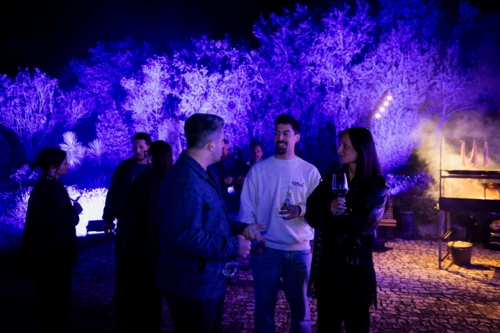 Ao centro, David Jesus, do Seiva (1 Sol Guia Repsol), à conversa com Filipe Carvalho, do JNcQUOI Table (2 Sóis Guia Repsol) e JNcQUOI Fish (1 Sol Guia Repsol)