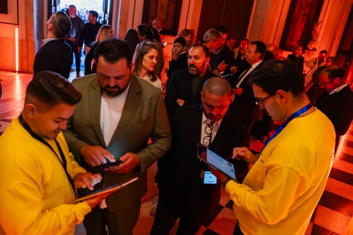 Diogo Rocha, do Mesa de Lemos (2 Sóis Guia Repsol, vencedor do Sol Sustentabilidade) e Óscar Geadas, do G Pousada (1 Sol Guia Repsol) à entrada da gala 