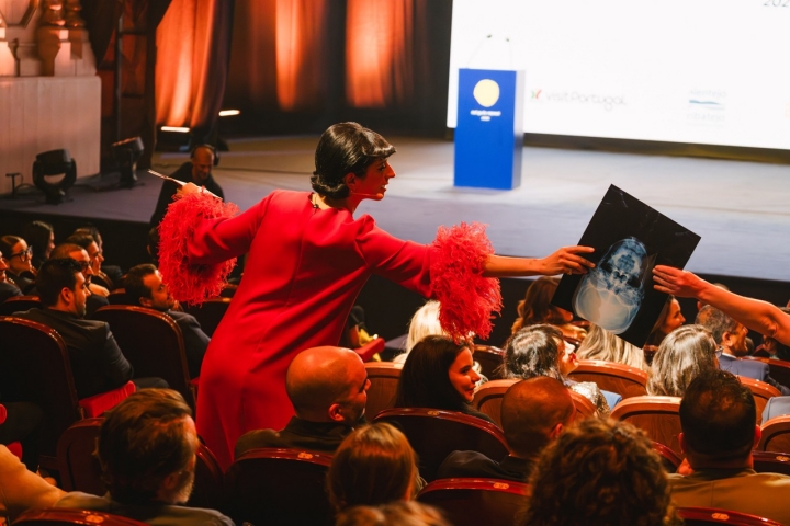 Joana Barrios entregou radiografias à plateia para que pudessem olhar os Sóis de frente, num momento de humor