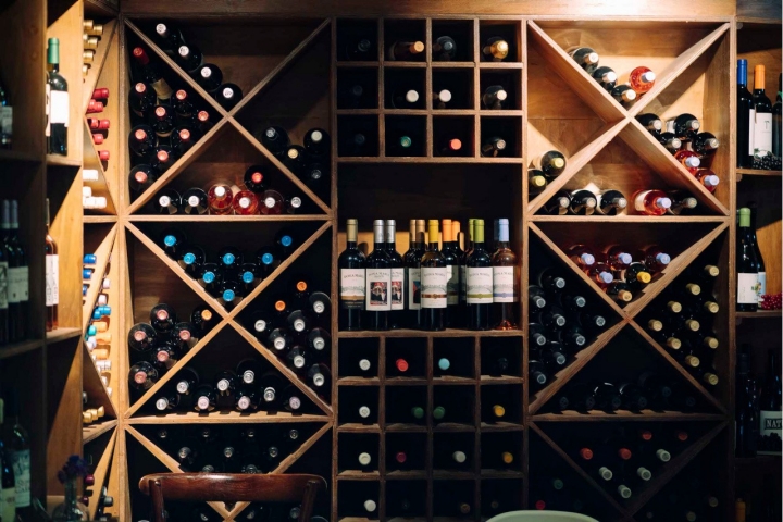 O lado de mercearia e garrafeira continua presente no espaço e mostra a ligação forte aos produtores 