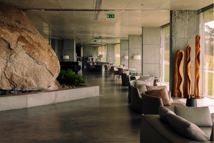 O território está presente no interior do restaurante, não só pela vista, mas também pelo granito que foi integrado na arquitetura (Foto: David Pires)