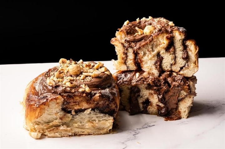 No Cinnaroma o café de especialidade acompanha-se com cinnamon rolls ou cookies (Foto ©Cinnaroma) 