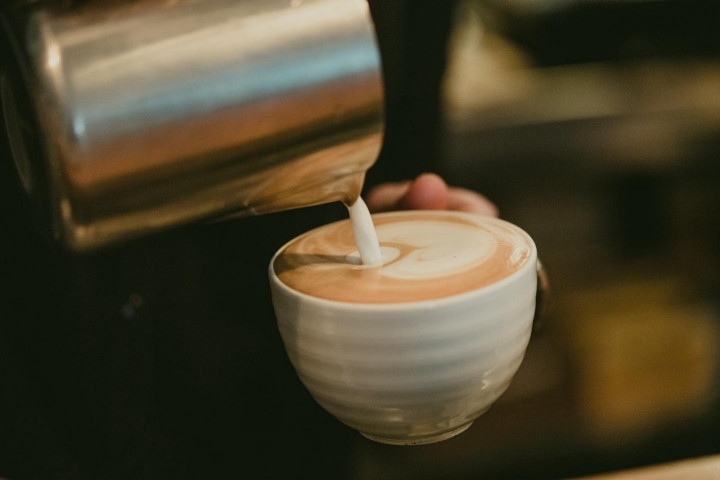 O Mesa 325 é a casa do café de especialidade na Avenida Camilo, na zona do Bonfim, Porto (foto ©Mesa 325) 