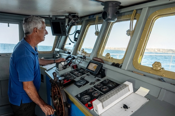 No interior do Cabo Avelar Pessoa, o navio que assegura a ligação frequente entre Peniche e as Berlengas