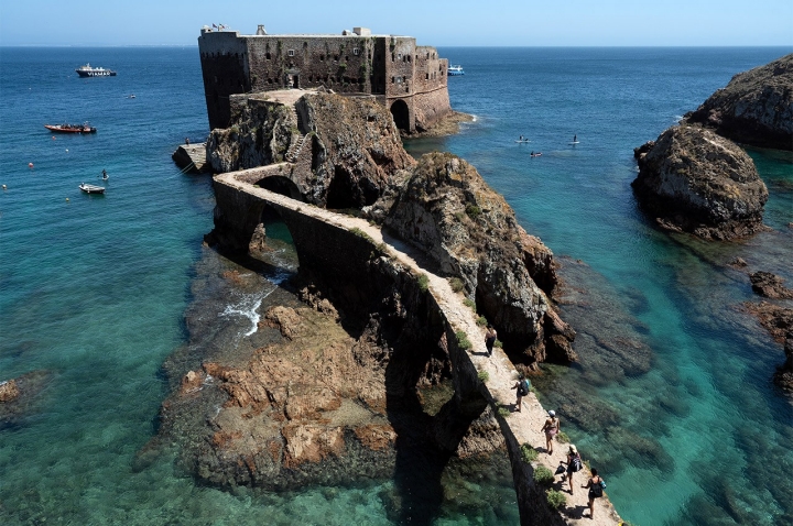 O forte de São João Batista, a edificação mais fotografada da Berlenga Grande, onde pode encontrar a Associação dos Amigos das Berlengas e onde também pode passar a noite
