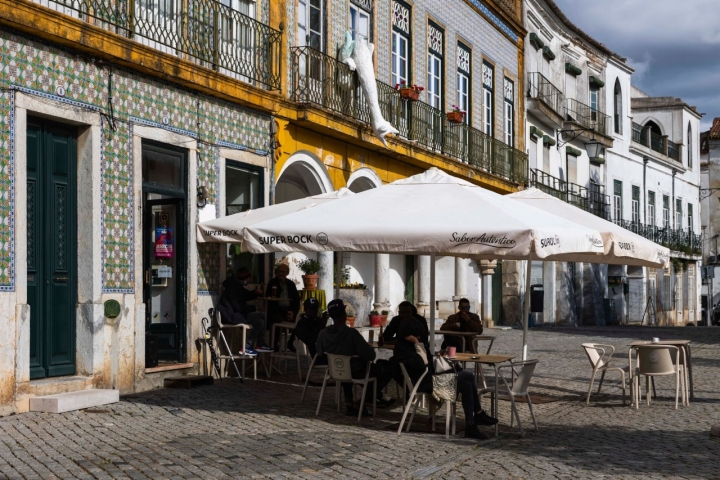 A pracinha tem a esplanada ideal para tardes frescas