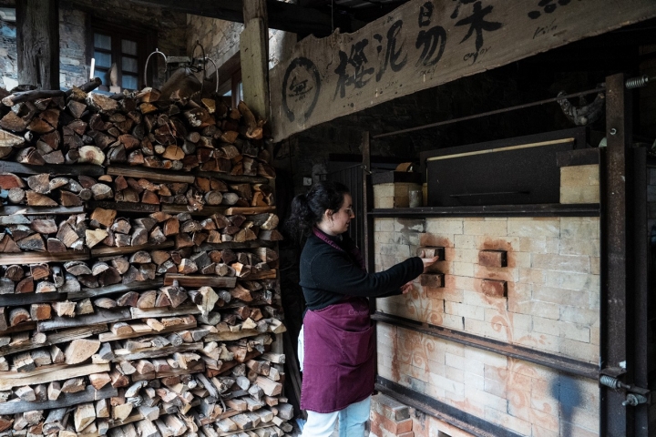 O forno Sasukenei, usado nas aulas de cerâmica, não deita fumo e permite diminuir o tempo de cozedura das peças
