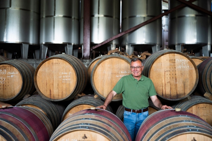 Amílcar Salgado na sua adega, na Quinta do Arcossó
