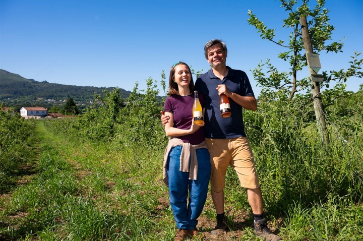 Emanuelle Dalla Costa e Miguel Viseu, responsáveis pela sidra Nua, em Ponte de Lima