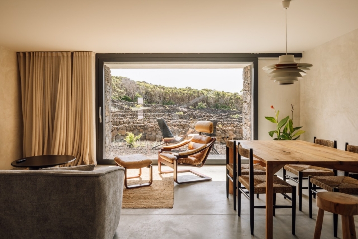 Entre as tipologias de alojamento há um apartamento cujo pátio é praticamente uma curraleta