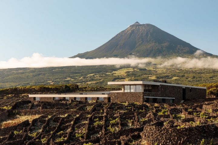 O edifício está encaixado entre currais e é a único projeto de exceção de paisagem edificado 