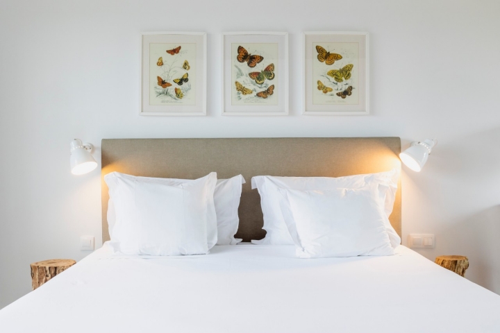 A decoração dos quartos é uma continuação da calma presente em toda a herdade