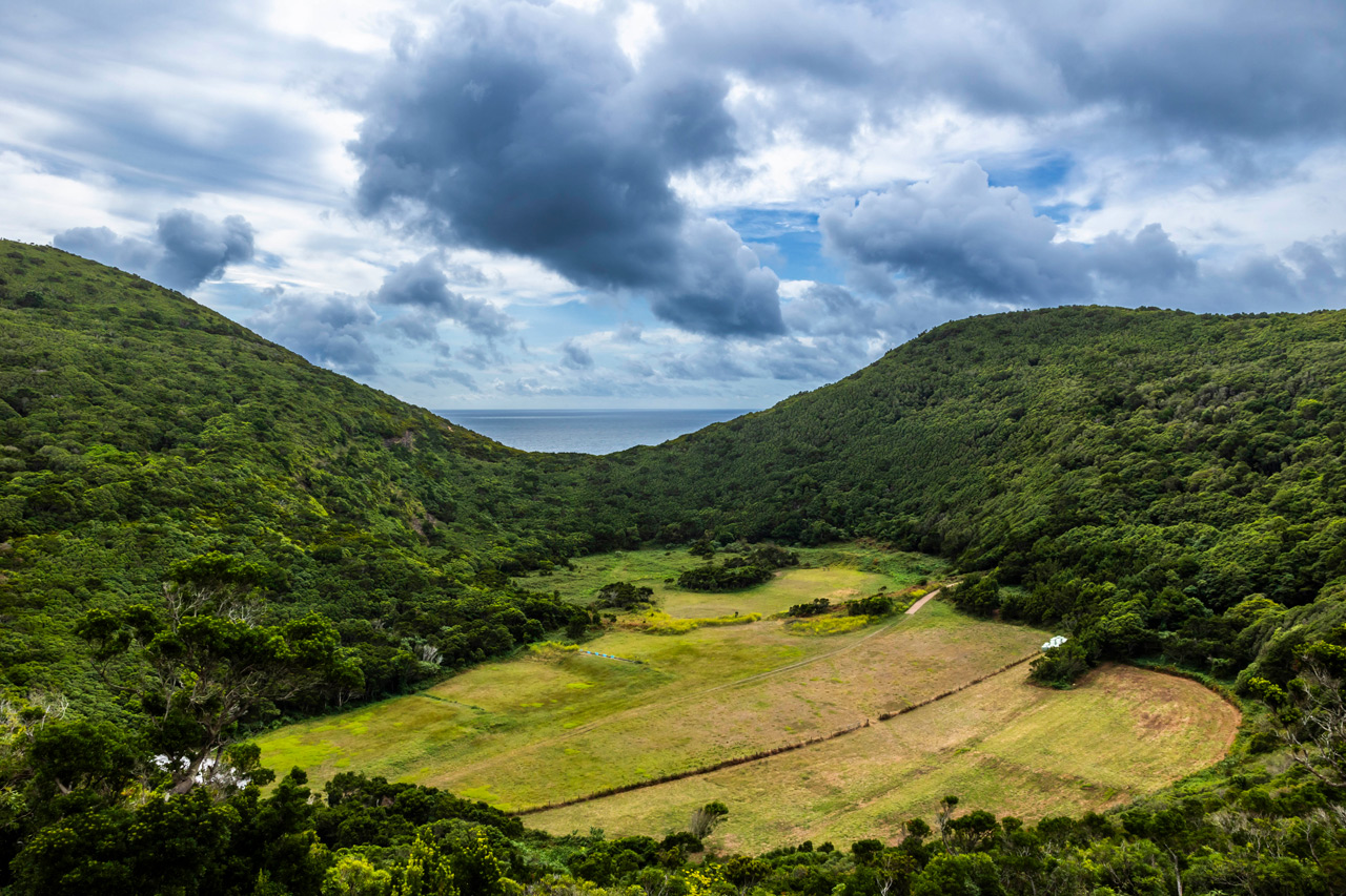 Na Reserva Natural da Serra de Santa Bárbara encontra-se o ponto mais alto da ilha, a 1021 metros de altitude.