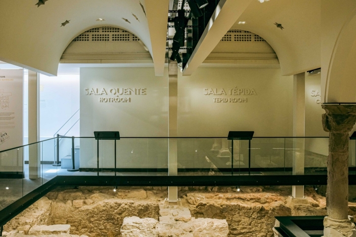 No interior faz-se a reconstituição dos hábitos de um hamman do século XII