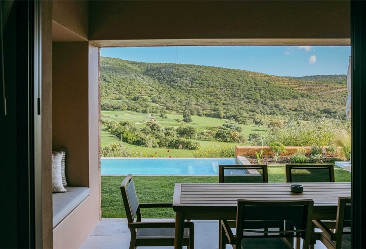 A vista dos quartos é sobre a serra, o barrocal e o campo de golf do resort
