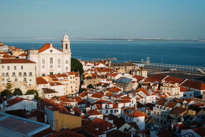 Do Largo das Portas do Sol vê Lisboa e a margem sul do Tejo, do Barreiro ao Seixal