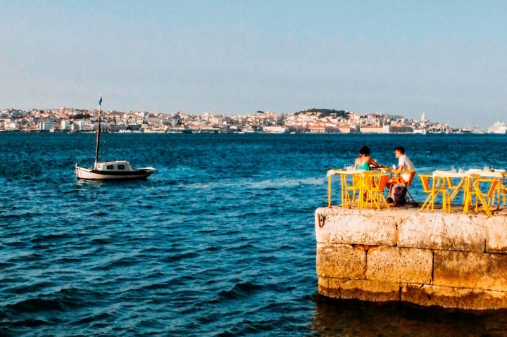 Há quem defenda que a melhor vista da capital é mesmo da outra margem do rio — e nós concordamos