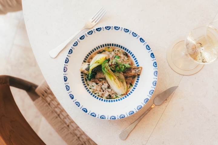 O restaurante está aberto ao pequeno-almoço, almoço e jantar e serve um menu pensado para ser partilhado 