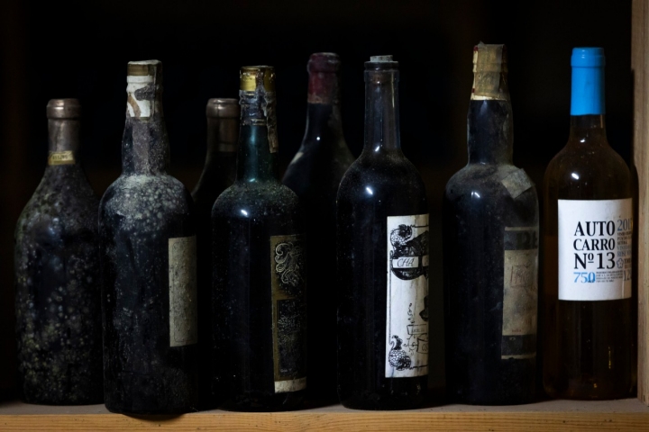 A par de uma coleção de antiguidades, José Mota Capitão guarda pelo menos uma garrafa de cada vinho produzido desde 2002, o primeiro ano como produtor 
