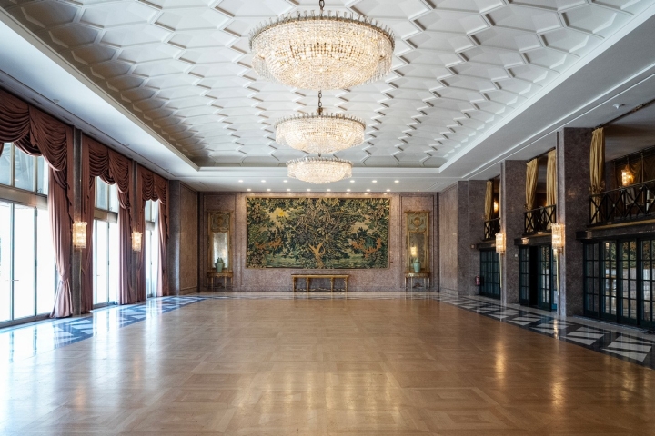 O luxo é visível em todo o hotel, dos quartos aos salões, da entrada às zonas exteriores