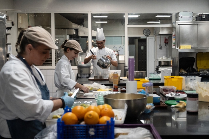 A cozinha do Varanda, o restaurante original do hotel, onde ainda se tomam os pequenos almoços diariamente, se servem pratos requintados e se toma brunch ao fim de semana