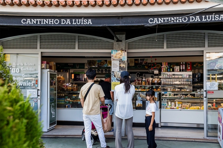 O Cantinho da Luísa é um dos vários cafés do mercado.