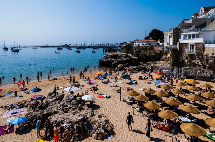 A praia da Duquesa deve o seu nome ao Palacete dos Duques de Palmela.
