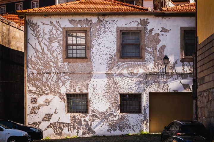 Inaugurado em 2016, o mural Look At Porto foi a primeira obra pública de Vhils na cidade. Fica na zona de Miragaia 