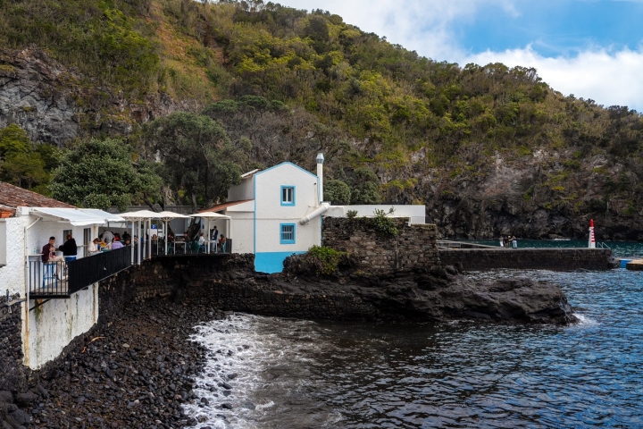 O Bar da Caloura, com vista directa para o Atlântico, é uma paragem obrigatória para quem gosta de grelhados — e mergulhos no mar