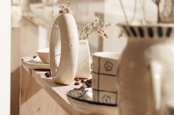 A ceramista Daniela Soares ensina a fazer peças de cerâmica no La Brava Studio (©La Bravia Studio)